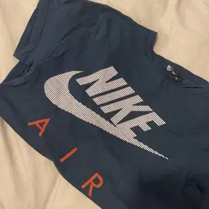 Fin marinblå Nike T-shirt. Normal i passform 