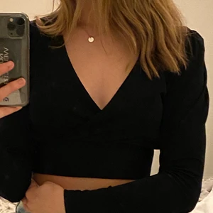 Snygg topp med öppen rygg - Superfin topp från bikbok med öppen rygg, använd en gång, passar perfekt till jul & nyår eller varför inte till en fest? Köpt för ett år sedan, strl XS, 75kr+frakt!