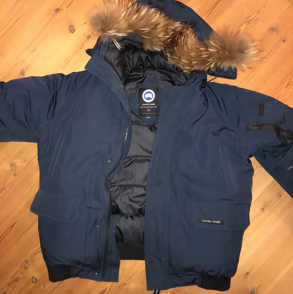 Säljer en äkta Canada Goose jacka. Använd men i bra skick! Frakt tillkommer. På storleken står det XL men den sitter som en liten Medium, nästan Small💛. Jackor.