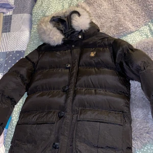 SIKSILK vinterjacka  - Använd ett fåtal gånger.I princip helt ny.Inga skador