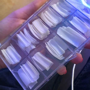 Nageltippar - Råkade köpa nageltippar istället för lösnaglar. Så säljer nu dessa, ca 100 nageltippar, för ett superbilligt pris för de kommer aldrig att komma till användning då jag inte håller på med gelenaglar. 