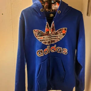 Begränsad upplaga ADIDAS blå hoddie,unik - Begränsad upplaga ADIDAS blå hoddie,unik🤩🤩🤩 står Stl L men jag tycker den är mer M.         ❌Märkeskläder utförsäljning ❌                                                                                                 💌Postas över hela Sverige, helst med rek. post för bådas säkerhet.💌 OBS! Vid köp av mera än en vunnen aktion görs ett paketpris på att jag 😉,,  