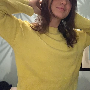 & Other Stories GUL TRÖJA - Den skönaste gula stickade tröjan från stories. Helt underbar färg ⭐️ köptes förra året!!!