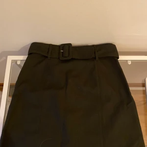 Hm kjol - Säljer en hm kjol i stl 36 som är i fint skick och använd ett par gånger🤍