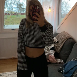 Topp - Säljer denna snygga mönstrade tröjan🖤 Stl S,, köparen står för frakten!!🤍🤍🤍