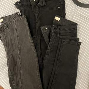 Säljer några svarta Molly Jeans från Gina som jag inte använder. 2 är i normallängd medan ett svart par och de gråa är i petite längd. Alla är i strl S. 30kr/st i använt skick