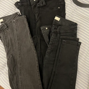 Molly jeans strl S - Säljer några svarta Molly Jeans från Gina som jag inte använder. 2 är i normallängd medan ett svart par och de gråa är i petite längd. Alla är i strl S. 30kr/st i använt skick
