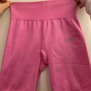 ICIW SHORTS - Dessa är knappt använda då jag köpte de i somras (sommar kollektionen) men är för små och därav använder jag de knappt. Inga defekter, fläckar osv. Näst intill helt nya! Nypris 499kr