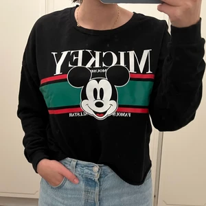 Tröja strl 170 - Köpt på New Yorker men aldrig kommer till användning. Tröjan är croppad och är i strl 170