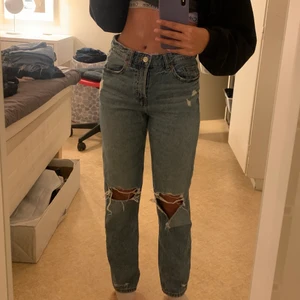 Jeans  - Jeans ifrån hm använd en del men skicket är fortfarande bra, trasiga vid knäa 🤎 storlek 34 och jag är 162 cm lång i bilden 