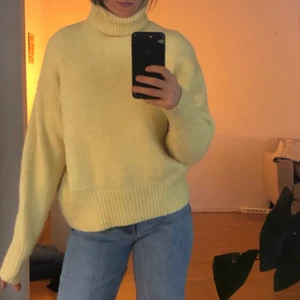 Stickad polo frpn Zara - Stickad gul polotröja från Zara. Använd en gång. Köpare står för frakt. 