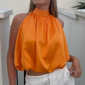 Orange topp - Orange topp från Zara med halterneck som man knyter i nacken. LÅNAD BILD! Kan skicka egna bilder vid intresse. Använd ett fåtal gånger 🤍