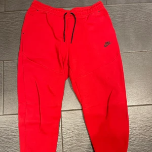 Nike Tech fleece Byxor Strl XL - Röda Nike tech byxor köpta på footlocker andvänds inte pga att de är för stora på mig nu, andvända välidgt lätt så inga flaws alls på byxorna köpta på footlocker