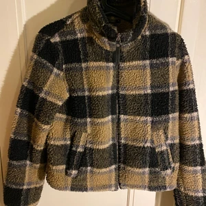 NOISY MAY - Säljer min höstjack, använd några gånger köpte förra hösten. Storlek S 300kr.