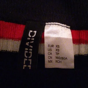 Tröja utan luva  - De är en stickad tröja det är skönt tyg, med ränder på svart,röd,vit.😍👍