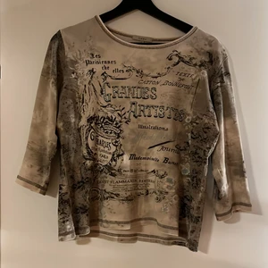 Y2k tröja - Tröja med trekvartsärmar och med coolt mönster. Är storlek L men liten, skulle mer säga storlek M. Kostar 100kr+frakt.💗