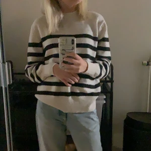 Stickad tröja  - Säljer denhär jättefina stickade tröjan från H&M, säljer pga att den inte kommer till användning. Lite nopprig men ändå bra skick. 🌸