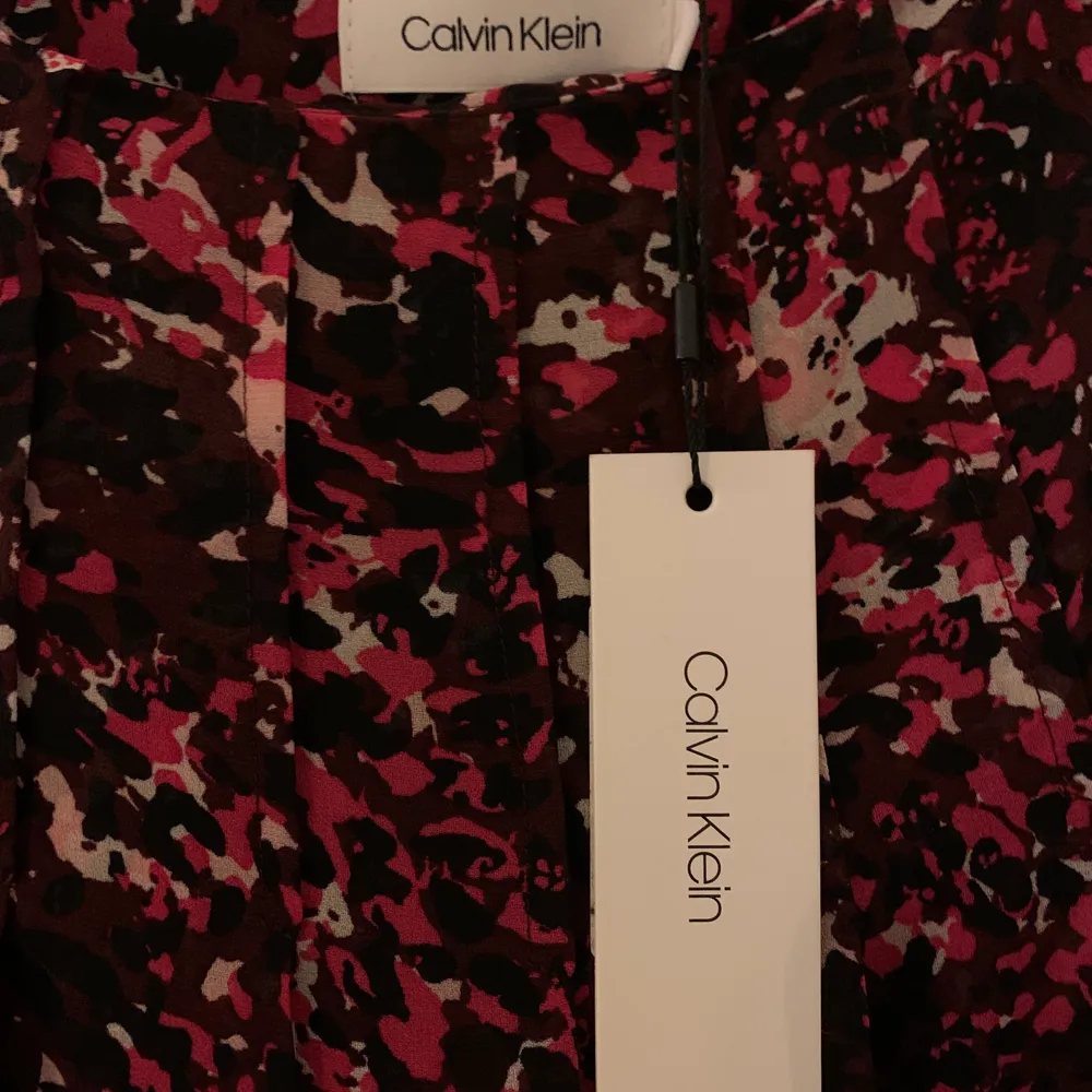 Calvin Klein kjol i storlek 40. Inköpt på Hede Outlet och säljs då den är lite liten för mig. Frakt tillkommer och kostar 49kr✨. Kjolar.