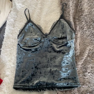 Bikbok - Grått linne från bikbok i sammet som inte kommer till användning, köparen står för frakten🌚