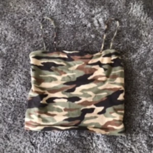 Topp - Ett kamouflage färgat linne från Gina tricot, i storleken S.✨Säljer då det är för stort för mig✨köptes runt hundralappen. Köparen står för frakten!📦🎀 