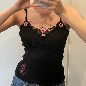 Linne - Så gulligt linne som faktiskt gör lite ont att släppa, men det kommer aldrig till användning. Köpt secondhand så kan inte uppge en exakt storlek men det kan också bero på hur man vill att det ska sitta. Det sitter lite pösigt på mig som är S, så skulle även passa en M skulle jag tro för att det är rätt stretchigt. Kan gå ner i pris om det inte visas intresse, buda om det blir tvärtom! (Frakt ingår ej)