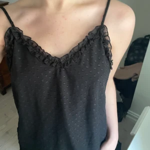 Festtopp - En lite festligare topp från Bikbok i storlek M. Köpt för ca 2 år sedan men nästan aldrig använt✨ Linnet glittrar lite:) 