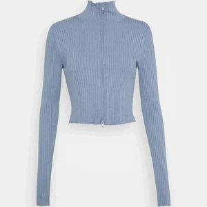 Monki tröja - Blå ribbad tröja med dragkedja, sparsamt använd. Fungerar lika bra att använda som kofta. 