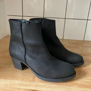 Boots storle 39  - Ett par boots som jag tyckt mycket om men som tyvärr inte blivit använda tillräckligt och därför letar en ny ägare. Har använts bara en handfull gånger så är i ett gott skick. Märket är Roots och jag tror jag köpte de på scorett. Fodrade inombords. 