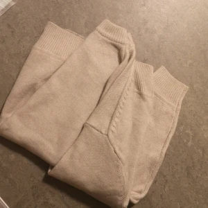 Xs - En vit vinter tröja som oversize stil den så varm och vacker ☺️