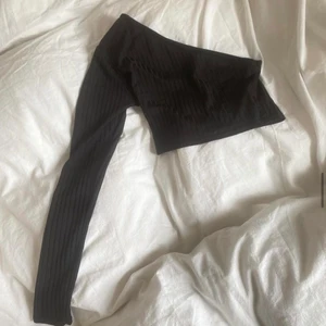 Svart one shoulder  - Svart one shoulder top använd 1 gång