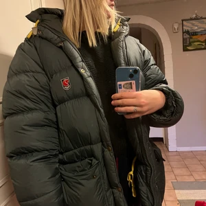 Fjällräven jacka - Säljer min gröna fjällräven jacka! Färgen är lite oklar men den är mörkgrön, lite åt det blåa hållet! Den är i VÄLDIGT fint skick, inga hål eller linkade defekter. Jag är 170 som referens! Storlek S men upplever den lite större som typ en M, men jag brukar vanligtvis ha storlek S i jackor och tycker inte att den sitter för stort. Buda från 3400, köp direkt 3800!💕💕😍 