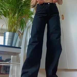 Svarta jeans - Svarta jeans från nakd som är lite bredare i benen, går ända ner till marken så dom lägger sig på skorna. Supersnygga men för stora för mig. Jag är 167cm