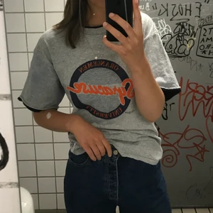 T-shirt - M - Second hand T-shirt med tryck! Inga defekter eller märken. 