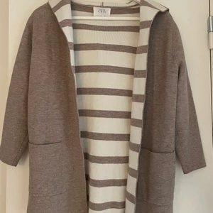 Tjockare kofta från Zara storlek 134 - Dehär är en tjockare kofta som är köpt från Zara för ca 2 år sedan och den har använts fåtal gånger. 