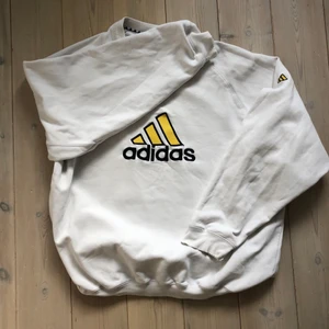 Adidas crewneck - Vit adidas crewneck i storlek L. Fin baggy passform. Tjockt och bra material. Bra skick endast lite slit längst ut på ärmarna. 