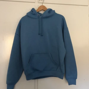 Säljer denna blåa hoddie för 150kr❤️ - Säljer denna blåa hoddie för endast 150kr från bikbok 🥰köpte den för 300kr. Kontakta för mer bilder! 