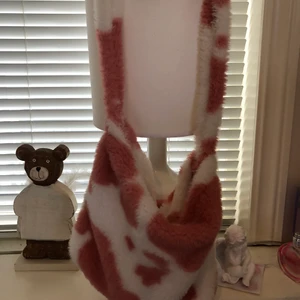 Tyg väska  - Säljer min mysiga rosa ko mönstrade väska. Helt perfekt storlek och får plats med de mesta man kan behöva. 💜💜