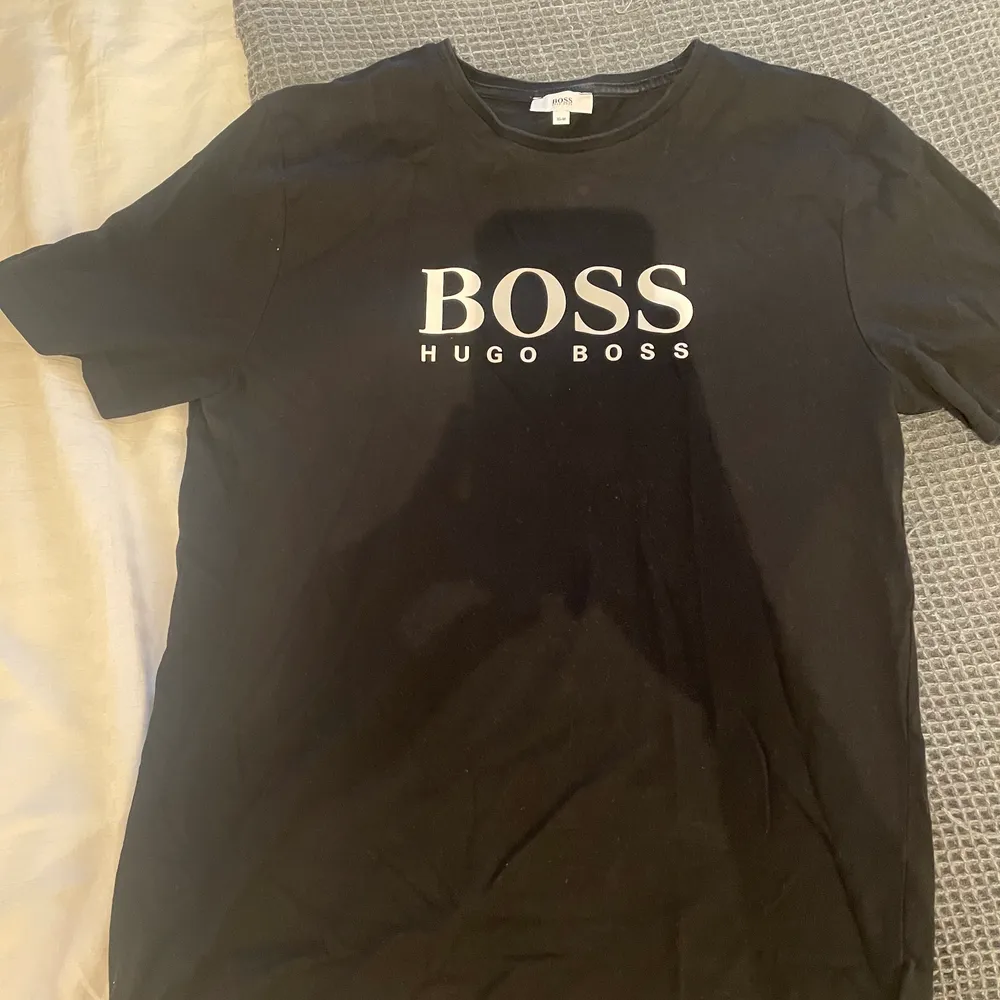 Använd 1 gång äkta Hugo Boss t-shirt. Storlek M . T-shirts.