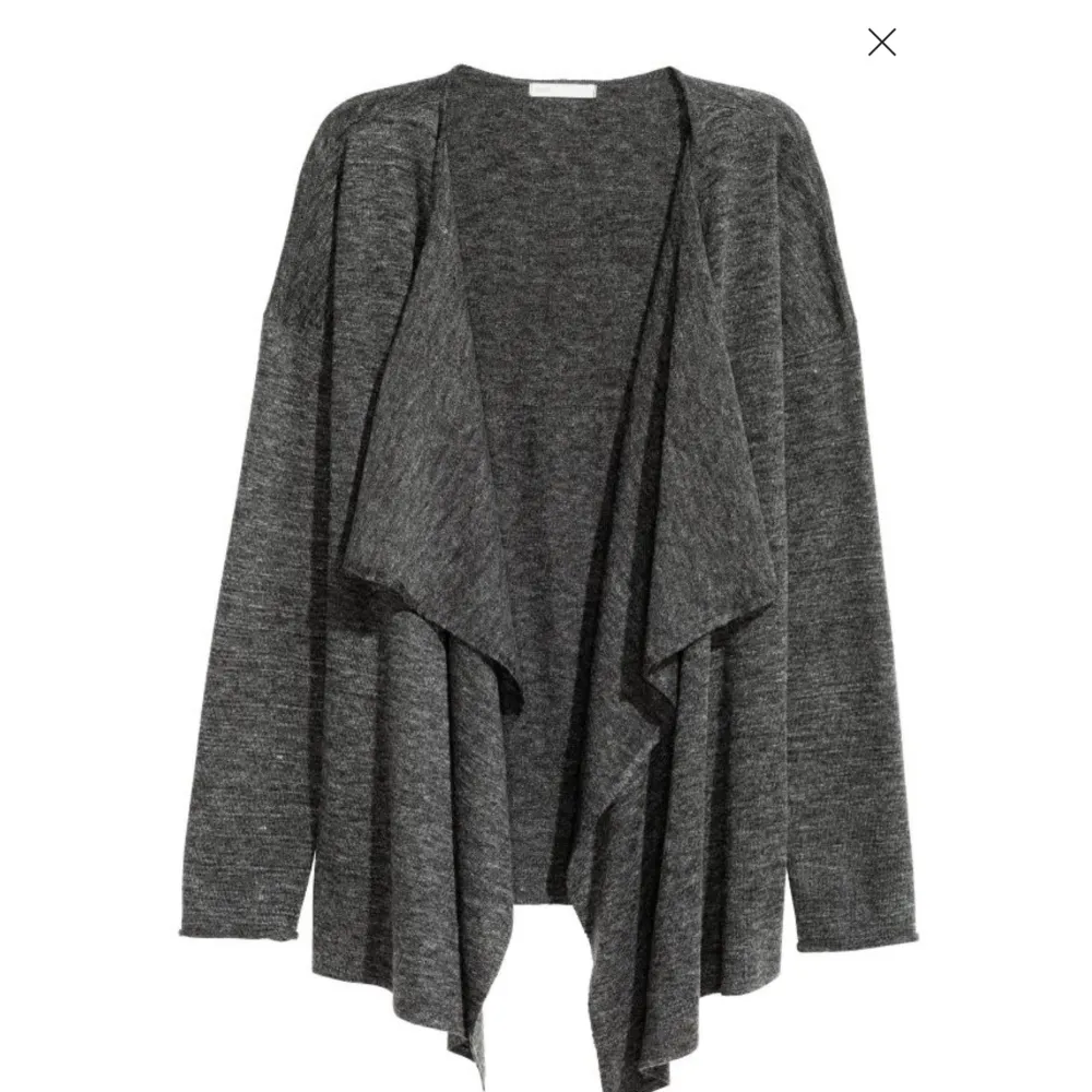 Grå kofta/cardigan från H&M🤍 Använd ett fåtal gånger så är i perfekt skick!. Tröjor & Koftor.