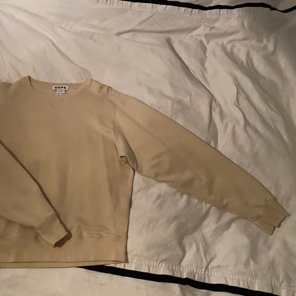 Hope match sweatshirt i en beige/off-white färg, sjukt bekväm och snygg fit men kommer tyvärr inte till användning. Nypris ~1300kr. Köpt förra sommaren, använd fåtal gånger, en liten fläck finns på höger arm vid mudden.. Tröjor & Koftor.