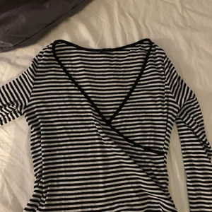 Randig topp från Monki - Snygg tröja som är helt oanvänd! Passar inte så bra i randigt🥲 lite större över bysten men som en S annars!