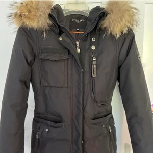 Vinterjacka från hollies med äkta päls - Vinterjacka ifrån hollies i storlek 34. Säljer den då jag aldrig använder den och har en ny vinterjacka nu. Pris kan diskuteras.