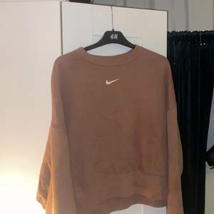 Säljer nu min bruna fina nike sweatshirt! Köpte på stadium för 550kr för cirka 2 månader sen. Använt 2-3 gånger. Har den i storlek S men den är oversized!! Mer som en M-L. 250kr och köparen står för frakten på 66kr❤️