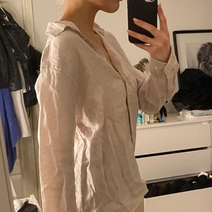 Linne skjorta  - En superfin linne skjorta, den är beige. Strl S. Frakt spårbart 66kr, ej spårbart 48kr💕