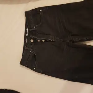 Ett par svarta jeans som inte längre används, fina i skicket och inte använda mycket 
