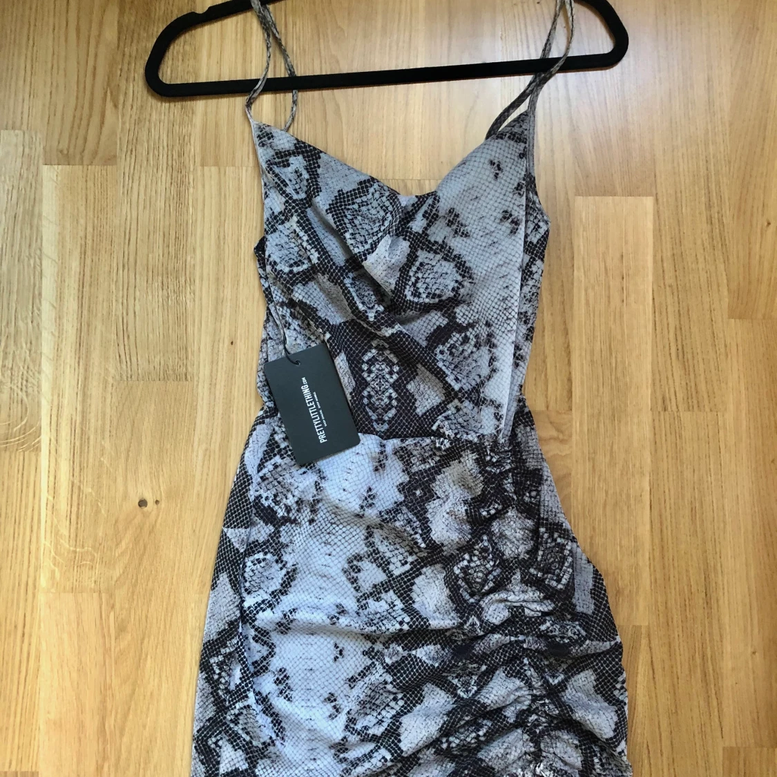 SNAKE PRINT KLÄNNING