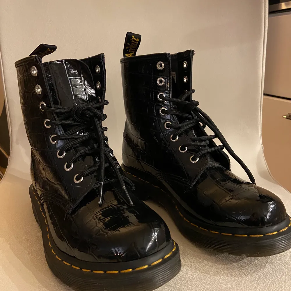 Jättesnygga Dr. Martens 1420 Pascal Nypris : 1995kr Strl 38 Inte använda alls ofta så fint skick! Hämtas i Centrala Karlstad eller fraktas (köparen betalar frakt) . Skor.