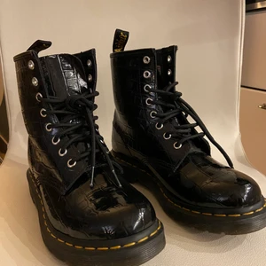 Dr. Martens - Jättesnygga Dr. Martens 1420 Pascal Nypris : 1995kr Strl 38 Inte använda alls ofta så fint skick! Hämtas i Centrala Karlstad eller fraktas (köparen betalar frakt) 