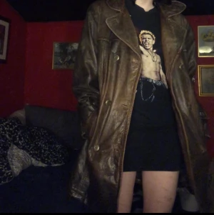 brun skinn kappa / rock - as fin skinn rock/kappa som jag köpte på secondhand för 1000kr för runt en vecka sedan, men ville hellre ha en svart så nu säljer jag denna för att hitta en svart! den är helt hel, och i jättefint skick. skulle gissa på att den var iallafall 15 år gammal.