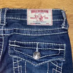 Säljer nu mina super snygga true religion jeans i storlek 26! Jeansen är vida. Säljer då de inte riktigt är min stil. Dom är ganska långa på mig (jag är 161 cm) men är i bra längd när jag har skor på mig. Frakten betalas av köparen! Frågor? Skriv privat💕